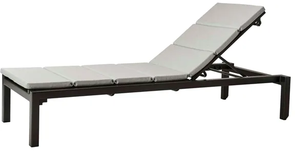 Cane-Line Relax aurinkotuoli - laavaharmaa, vaaleanharmaalla tyynyllä